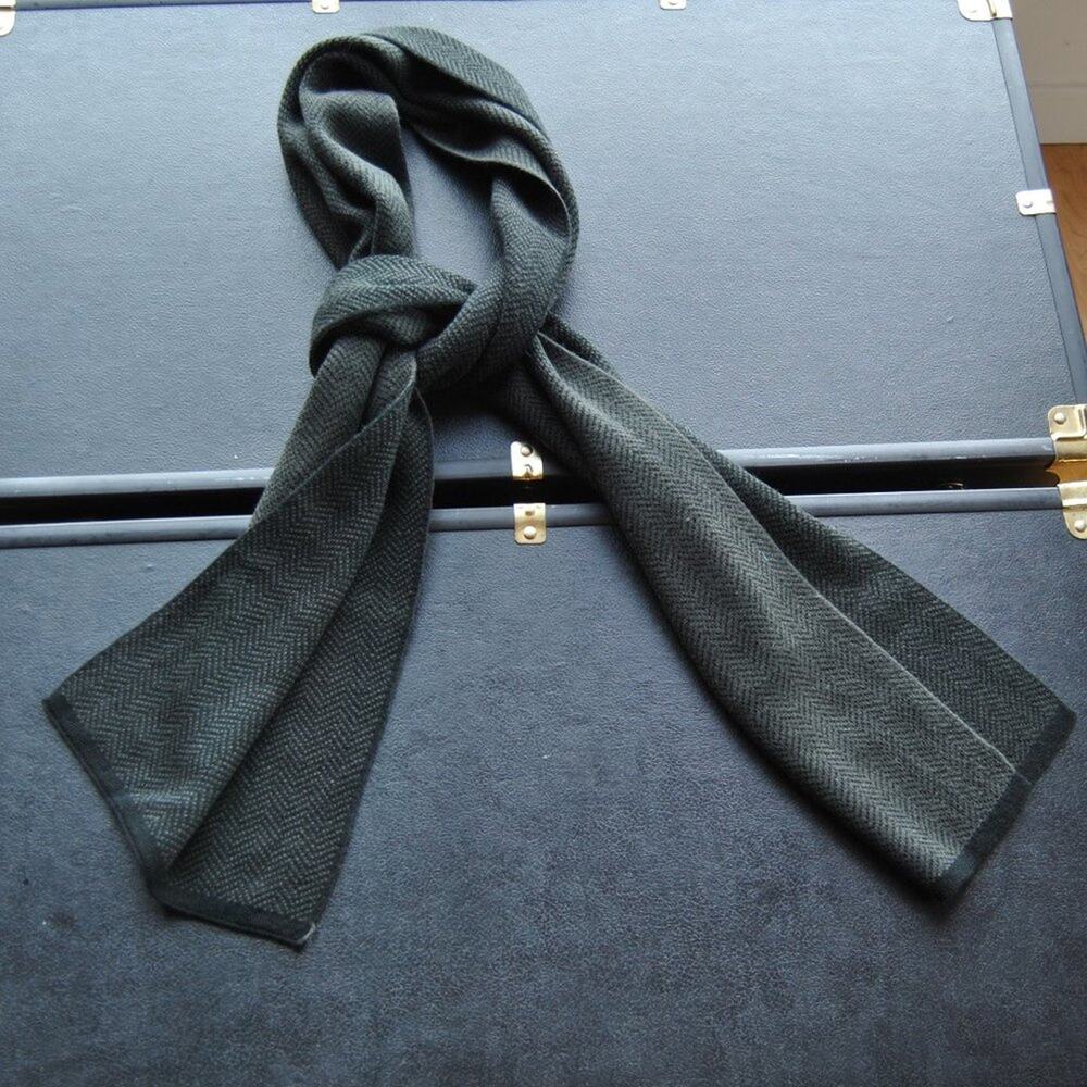 Van Heusen Men's Scarf Black w/ Gray Accent - 66"x10"